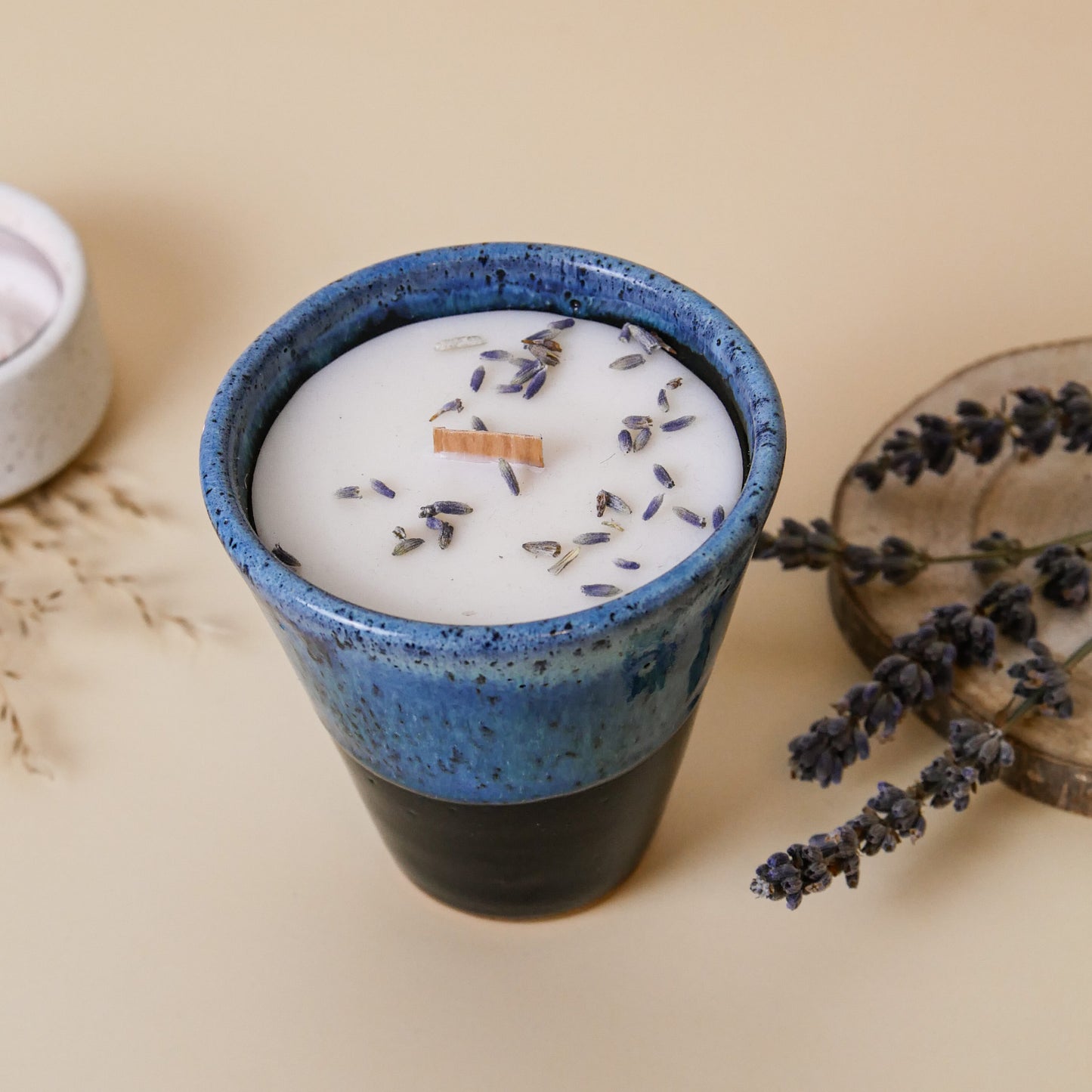 Kerze im Keramikbecher + Geschenkbox - Lavendel