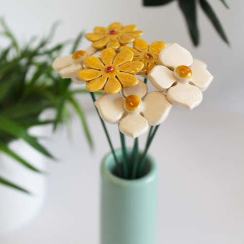 Gelb weißer Keramik Blumenstrauß