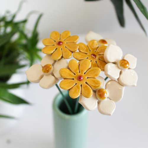 Gelb weißer Keramik Blumenstrauß